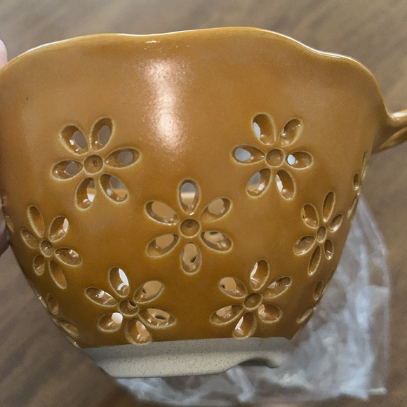 Urban Outfitters Daisy Ceramic Colander In Orange NEW - Picture 6 of 6